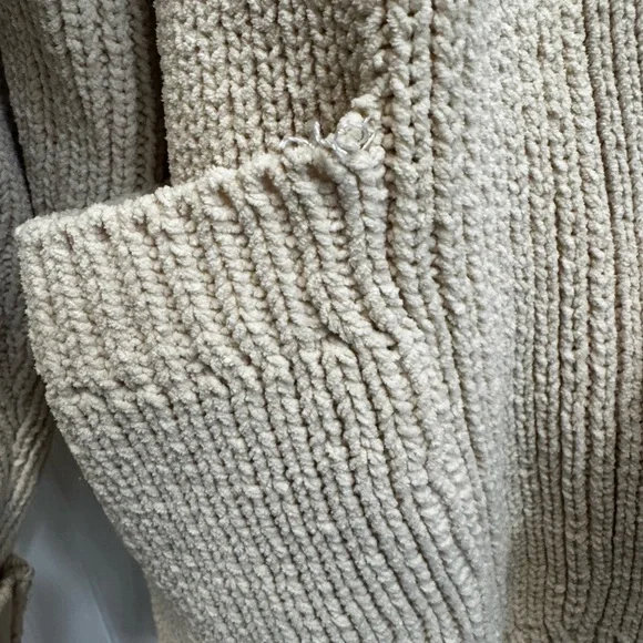 Abercrombie & Fitch Cozy Cream Sweater - Picture 10 of 10